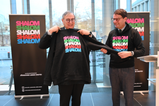 Abraham Lehrer und Regierunspräsident Andreas Bothe bei der Preisverleihung des Wettbewerbs "Shalom - jüdisches Leben heute" 2022
