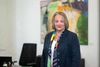 Das Bild zeigt Frau Leutheusser-Schnarrenberger, im Hintergrund ist ein Kunstwerk/Bild zu sehen.
