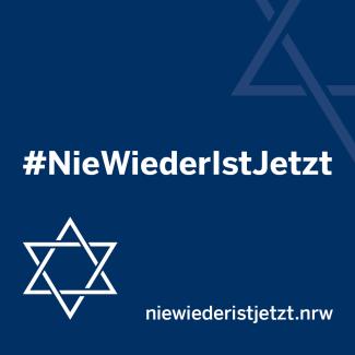 Grafik mit blauem Hintergrund und weißeem Inhalt: dem Schriftzug NieWiederIstJetzt, einem Davidstern und der Internetadresse niewiederistjetzt.nrw